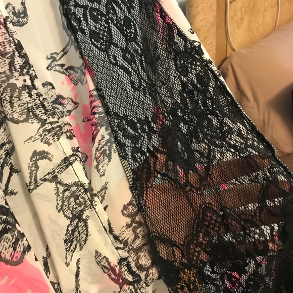LUSH Sheer & Lace Kimono top - Picture 3 of 4